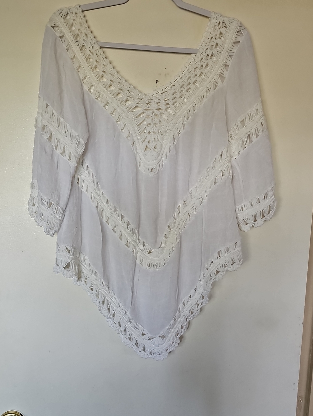 India Boutique White Crochet V-Neck Beach Poncho Cover-Up. One Size.